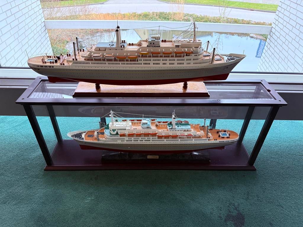 Twee schaalmodellen van het SS Rotterdam van de HAL, Hobby en Vrije tijd, Modelbouw | Boten en Schepen, Ophalen, Zo goed als nieuw