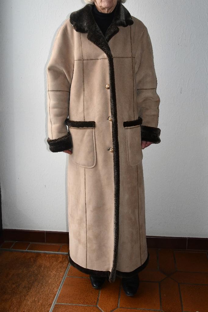 Lange damesjas in faux daim en nep bont, Kleding | Dames, Jassen | Winter, Nieuw, Maat 38/40 (M), Beige, Ophalen of Verzenden