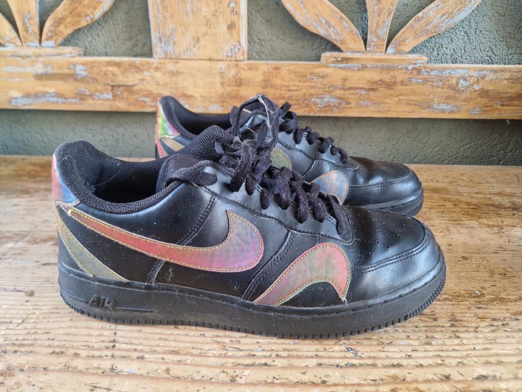 Nike Air Force 1 '07 LV8 'Misplaced Swoosh' maat 45, Kleding | Heren, Schoenen, Zwart, Nike, Ophalen of Verzenden, Gedragen