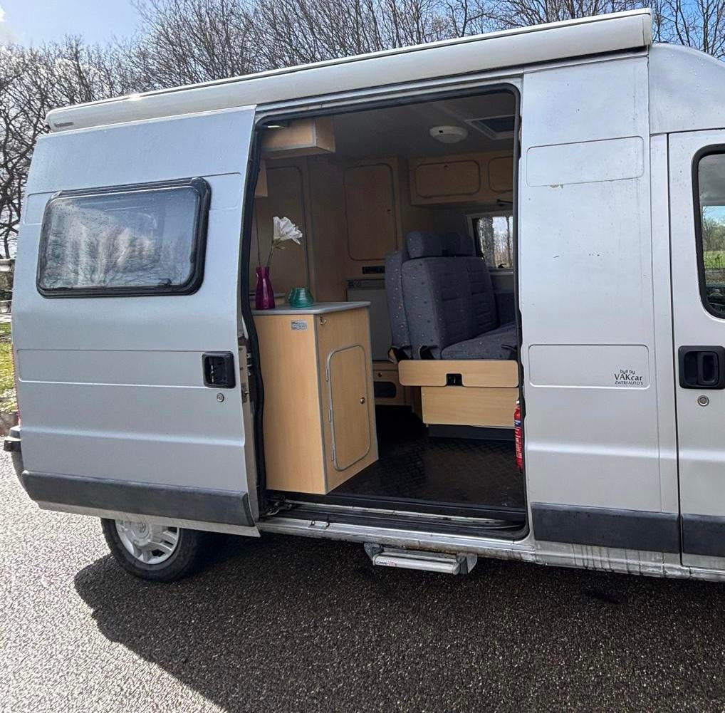 KLEINE BEURS “te huur Camper” Peugeot Boxer.