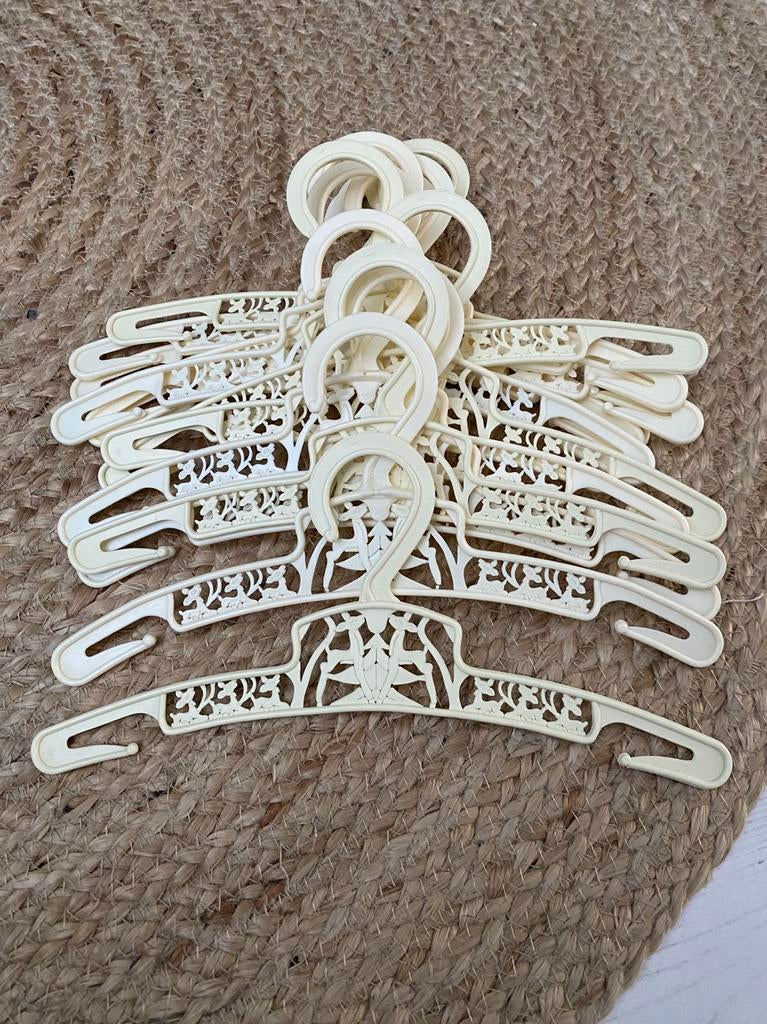 Schattige vintage baby kledinghangertjes met hertjes, Kinderen en Baby's, Babykleding | Overige, Ophalen, Zo goed als nieuw, Meisje