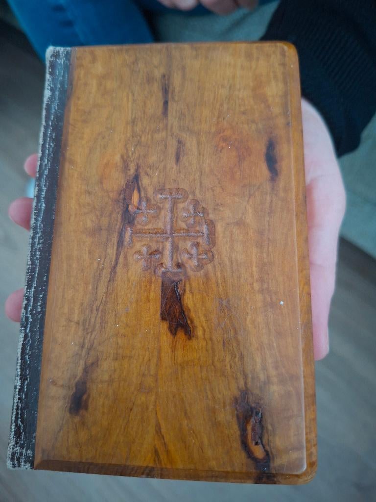 Kleine bijbel met houten kaft, king James editie 1976, Ophalen of Verzenden