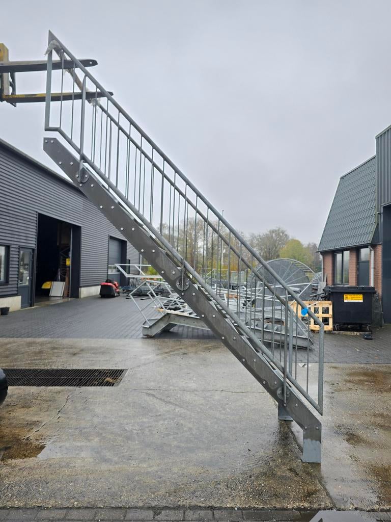 Stalen trap gegalv hoog 2.8mtr nob179, Doe-het-zelf en Verbouw, Ladders en Trappen, Ophalen, 2 tot 4 meter