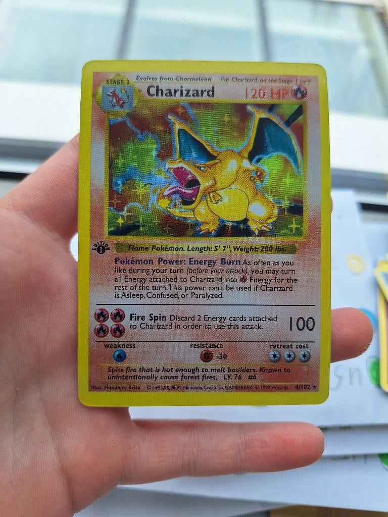 First edition charizard holo 4, Ophalen of Verzenden, Zo goed als nieuw