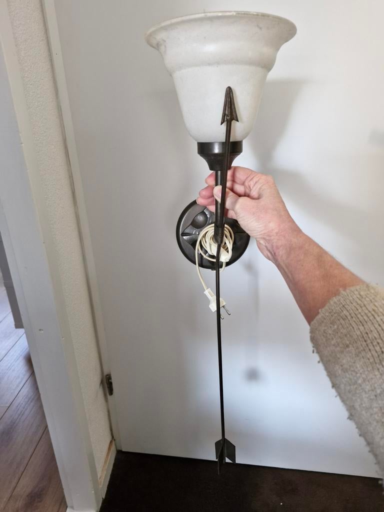 Wandlamp met pijl design - Unieke verlichting, Huis en Inrichting, Ophalen, Gebruikt, Glas, Modern, Speels, Industrieel