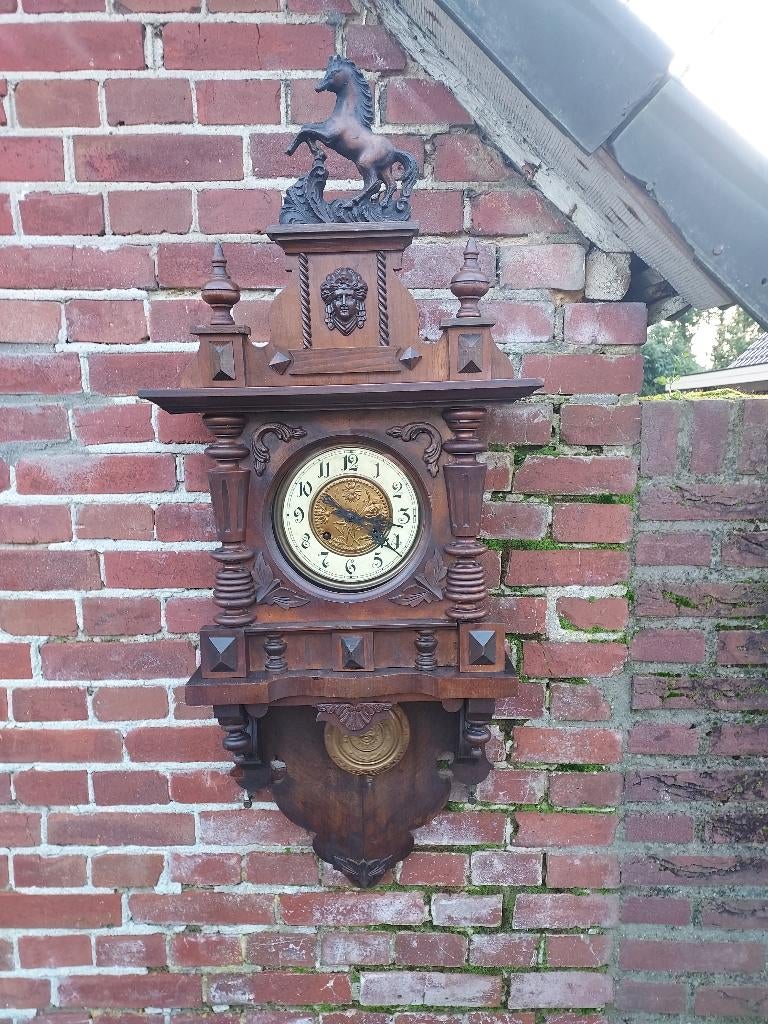 Vrijslinger regulateur in eiken kast, paard in top., Antiek en Kunst, Ophalen