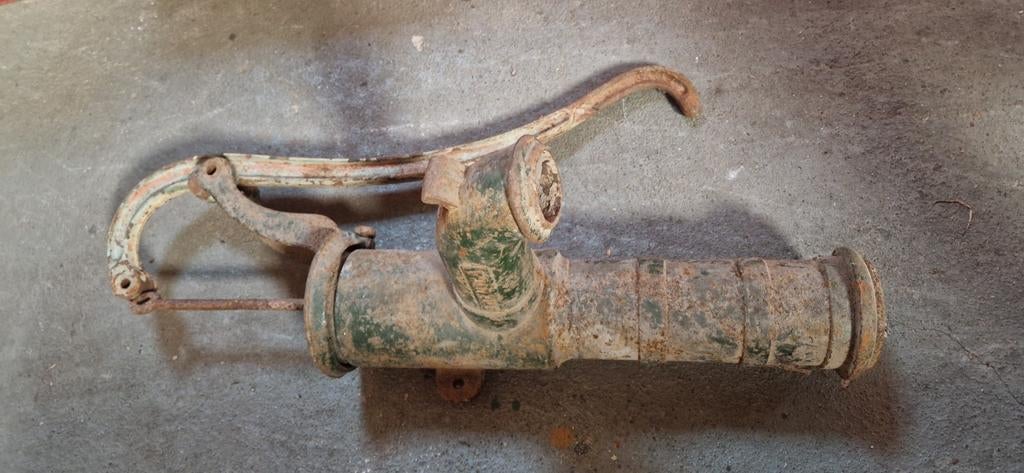 Oude antieke handpomp, Ophalen