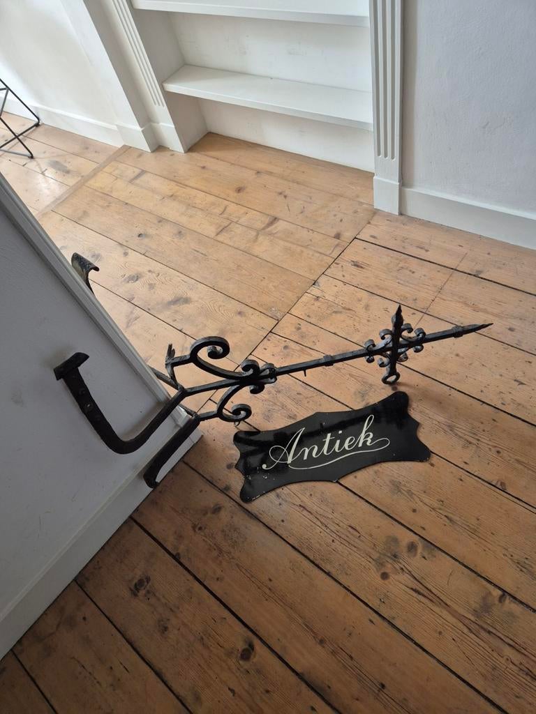 Oud SMEEDIJZER UITHANGBORD "ANTIEK", Ophalen