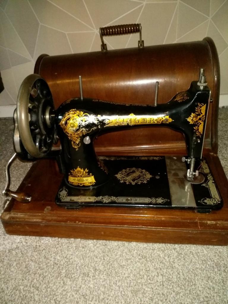 Antiek naaimachine, Antiek en Kunst, Antiek | Naaimachines, Ophalen of Verzenden