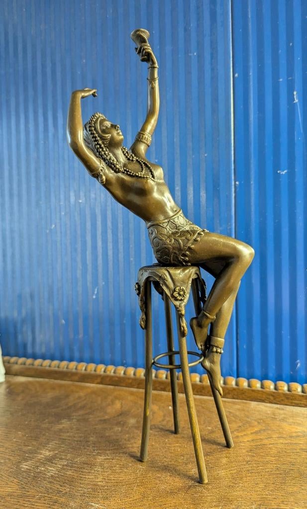 Art Deco bronzen beeld van danseres op kruk, gesigneerd, Ophalen of Verzenden