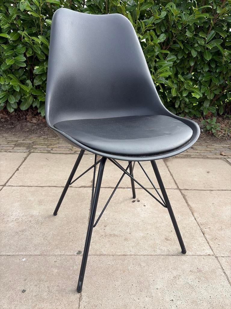 Zwarte stoel met metalen poten, Ophalen, Kunststof, Gebruikt, Zwart