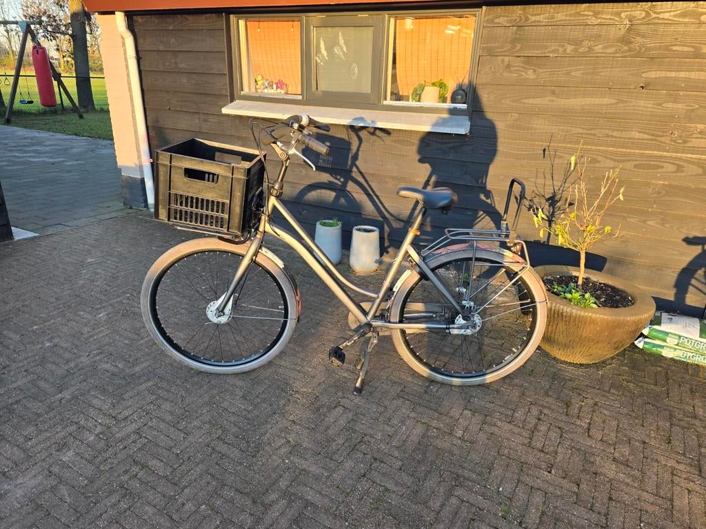 Cortina Roots moederfiets 28 inch mat zwart met bloemen, Gebruikt, Dubbele standaard, 56 cm of meer, Ophalen