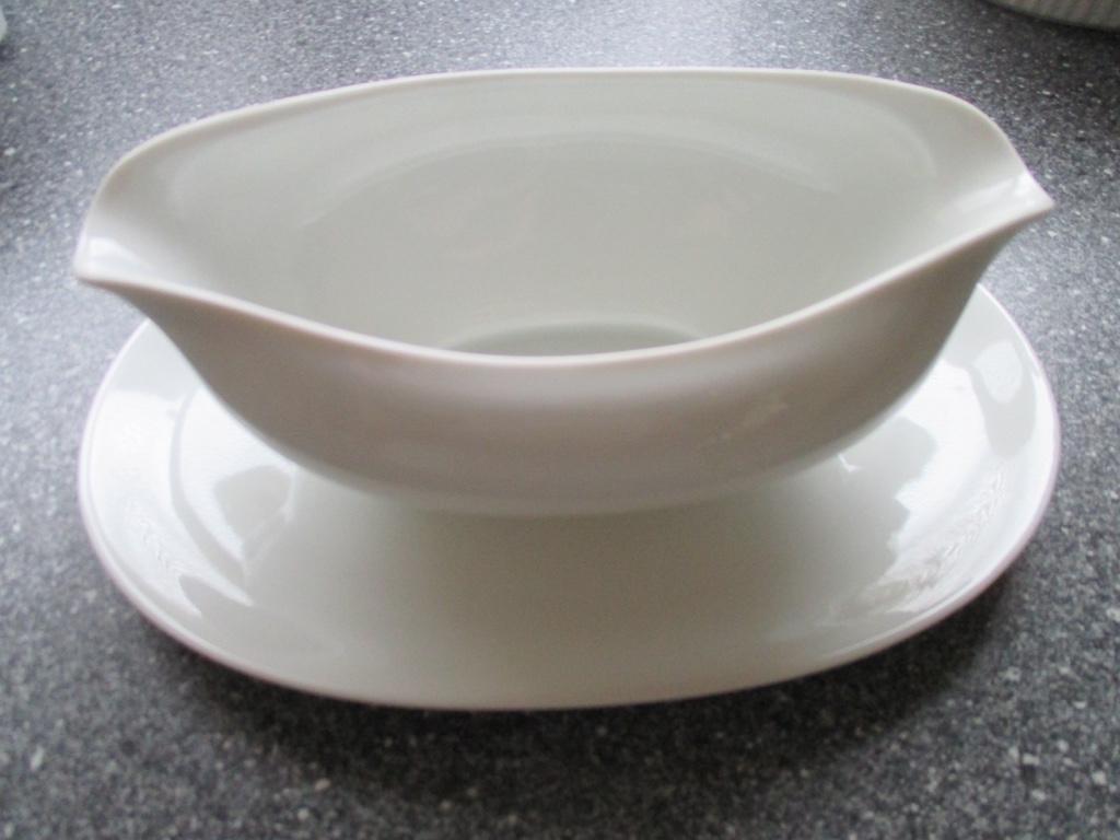 wit KPM Krister Germany sauskom sauciere 22(24)cm, Ophalen of Verzenden, Zo goed als nieuw, Kom(men), Overige stijlen