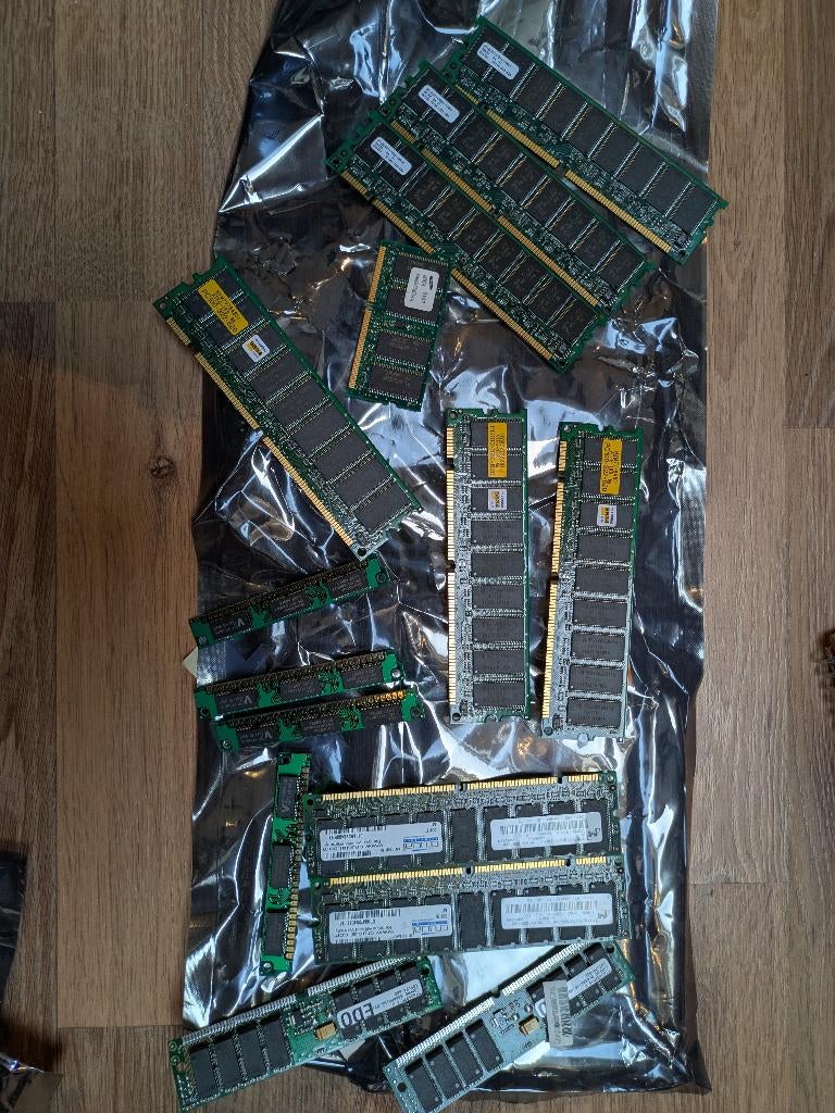 Verzameling van vintage SIMM RAM geheugen Crucial Samsung, Ophalen of Verzenden, Gebruikt, Overige soorten, Desktop