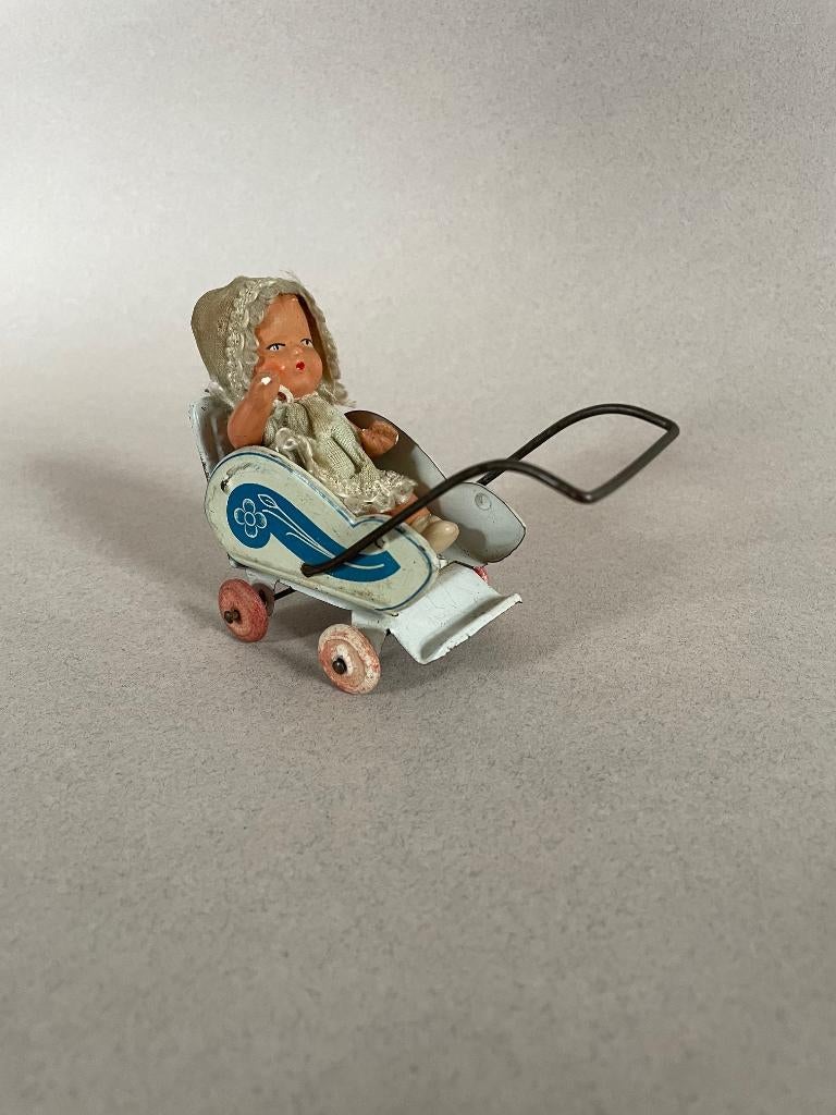 Antiek blikken poppenwagentje met antiek steengoedpopje, Antiek en Kunst, Antiek | Speelgoed, Ophalen of Verzenden