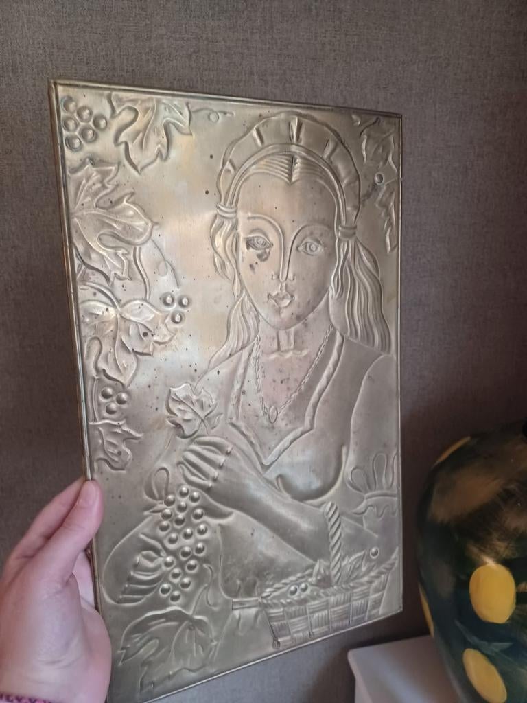 Messing wanddecoratie: Vrouw met druiven, Antiek en Kunst, Antiek | Wandborden en Tegels, Ophalen of Verzenden