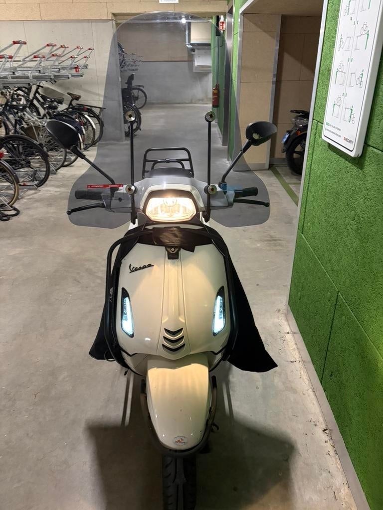 Vespa Sprint Wit 25km Full option!, Fietsen en Brommers, Snorfietsen en Snorscooters, Ophalen, Zo goed als nieuw, Benzine, Vespa
