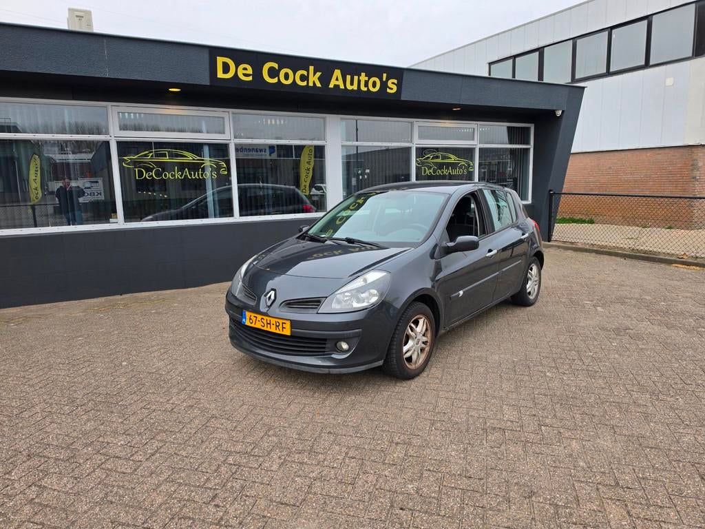 Renault Clio 1.4-16V Team Spirit/TREKHAAK, Voorwielaandrijving, Gebruikt, 4 cilinders, Handgeschakeld