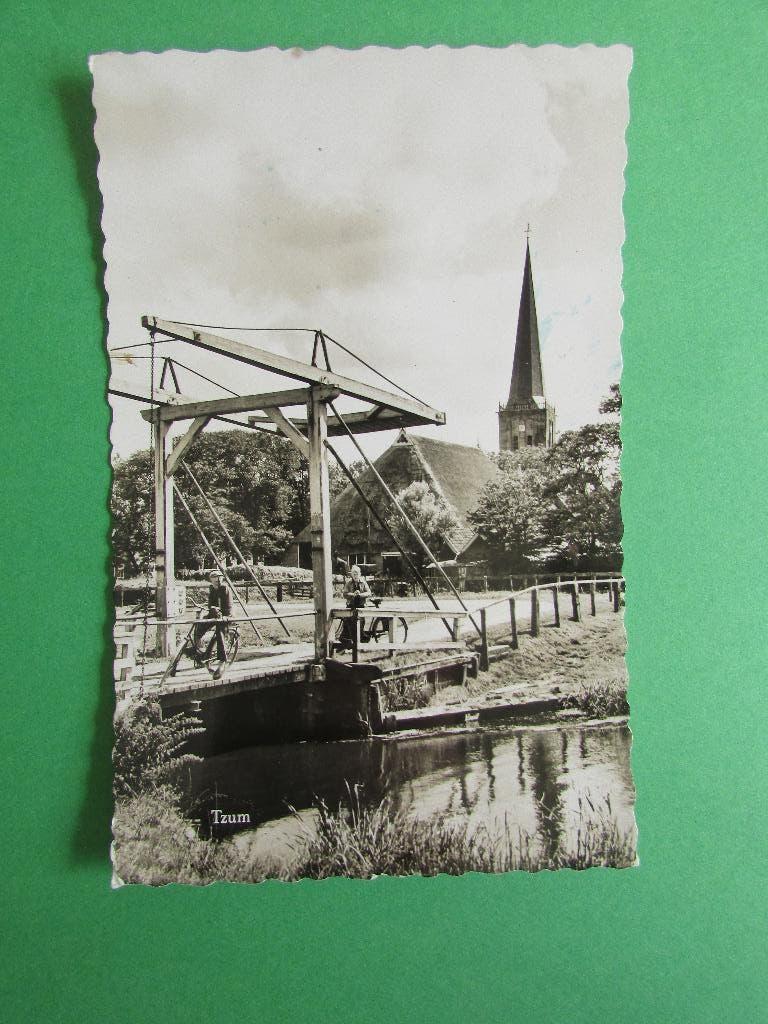 Tzum - Dorpsgezicht met brug  1959, Ophalen of Verzenden, 1940 tot 1960, Gelopen, Friesland
