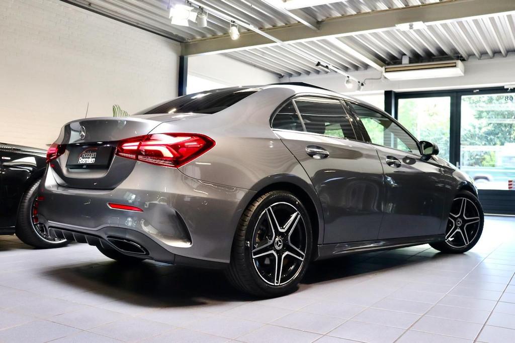 Mercedes-Benz A-klasse 180d Premium + AMG|PANO|Sfeer|CAM, Auto's, Stof, Gebruikt, 4 cilinders, Parkeercamera