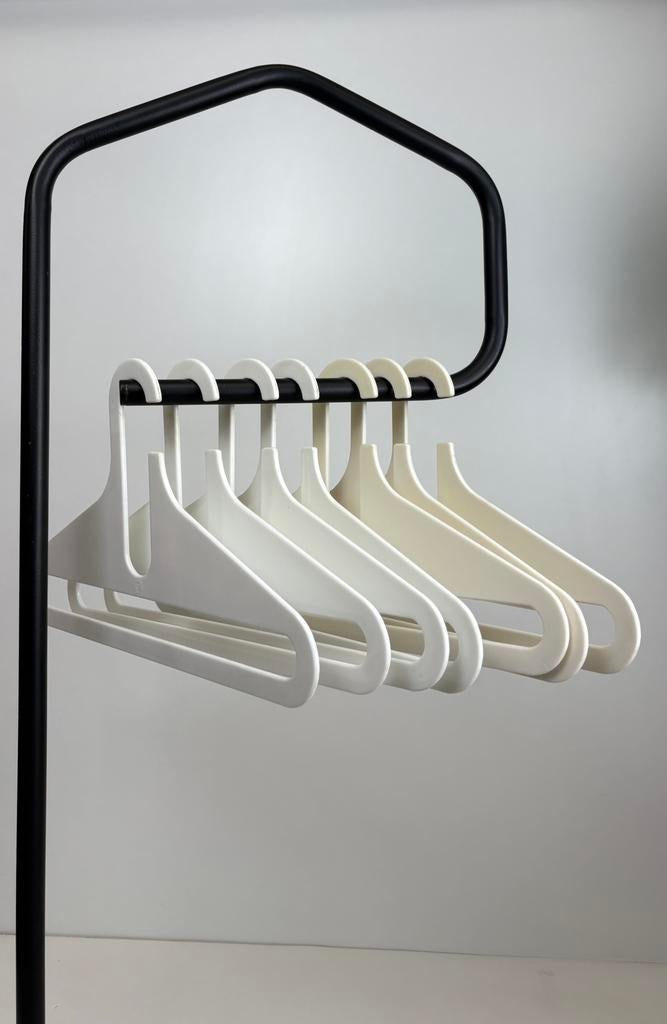 7 kunststof wit kledinghangers Danilo Silvestrin Lambert, Kunststof, Gebruikt, ., Ophalen of Verzenden