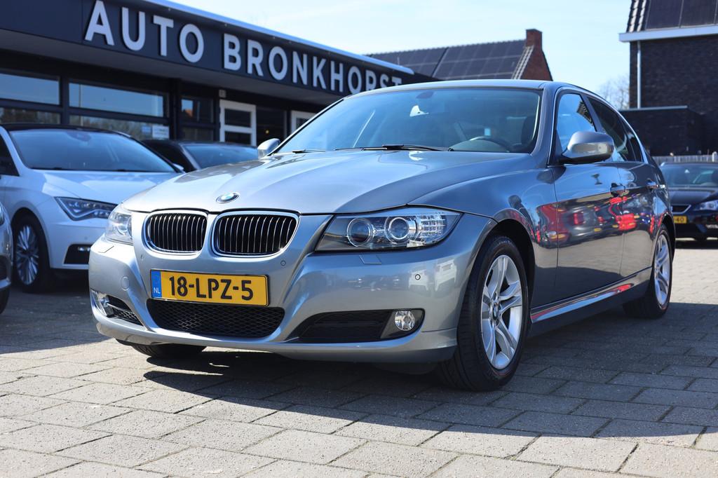 BMW 3 Serie 318i AUTOMAAT | NAVI | LEDER | NAP | TREKHAAK, Automaat, Euro 5, Zwart, Sedan