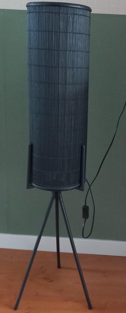 Mooie STAANDE LAMP van ZWART ROTAN, Ophalen, Zo goed als nieuw, Overige materialen, 100 tot 150 cm