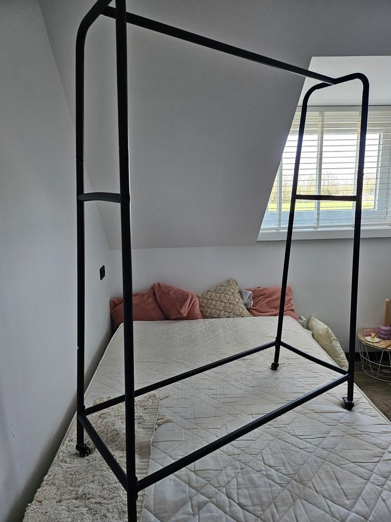 Zwart metalen kledingrek met wielen, Kleding | Dames, Kledingrekken, Ophalen, Met wielen, Zo goed als nieuw