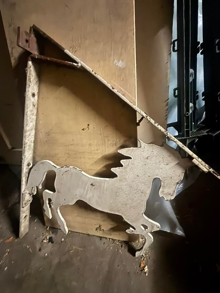 Metalen paard met ophangbeugel voor hek of muur, Ophalen, Gebruikt