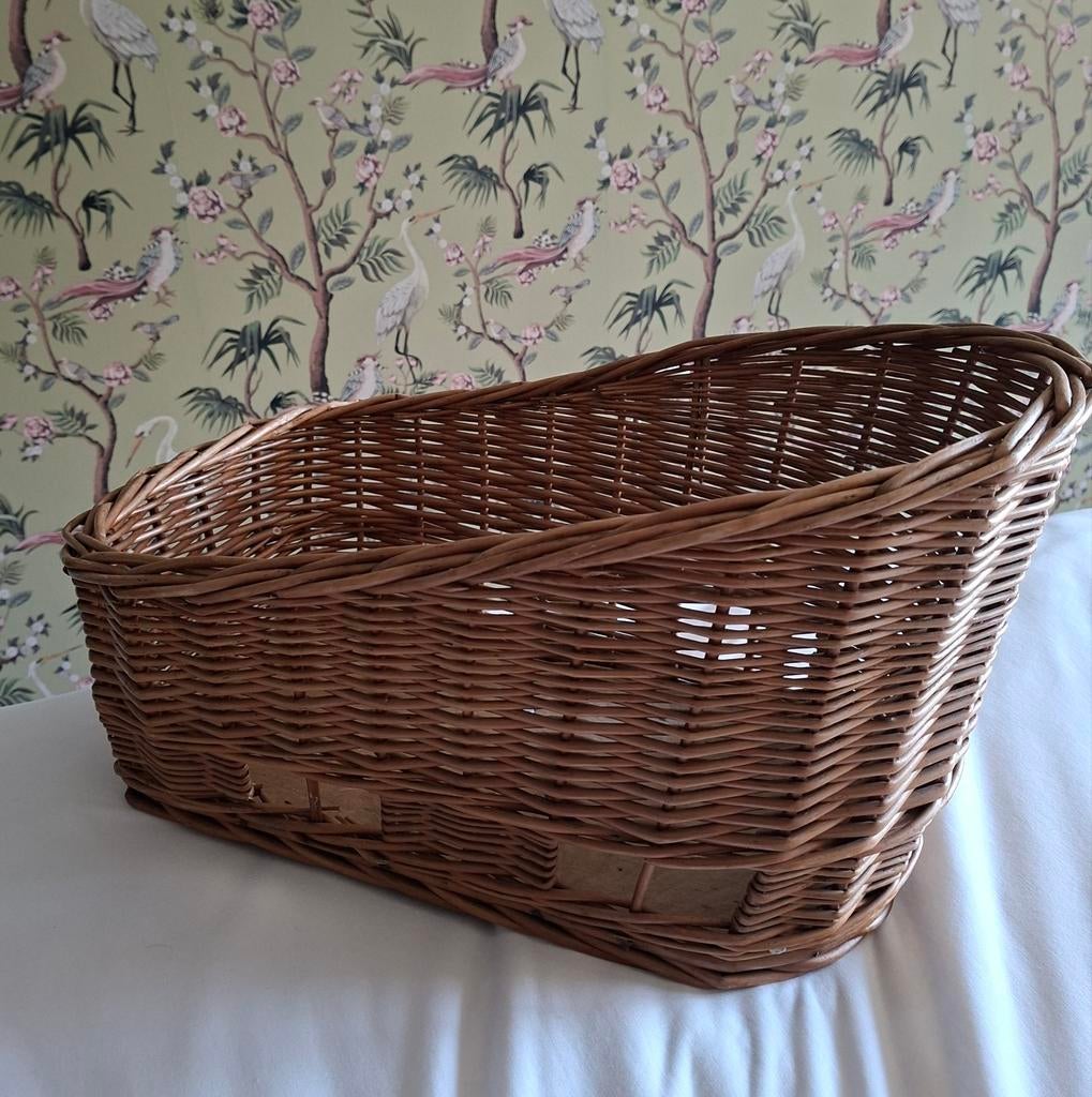 Aangeboden z.g.a.n Basil rieten honden fietsmand, Ophalen of Verzenden, Zo goed als nieuw, Riet