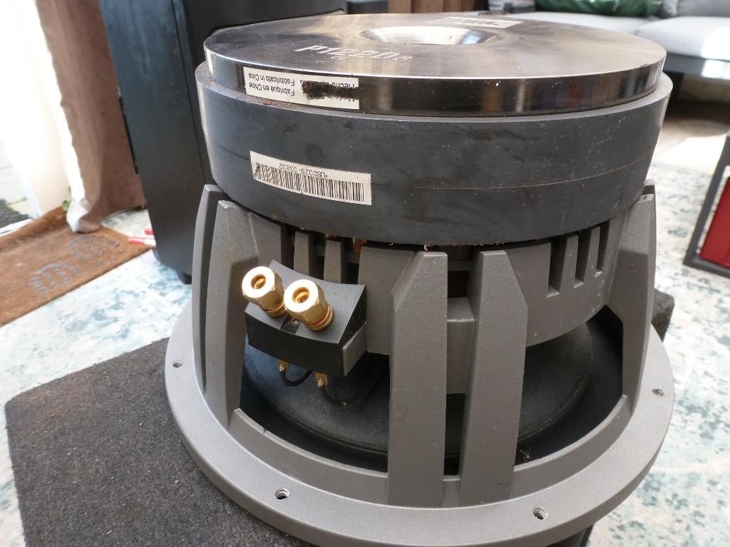 Jbl subwoofer 1600 Watt inclusief gesloten kist, Ophalen, Gebruikt