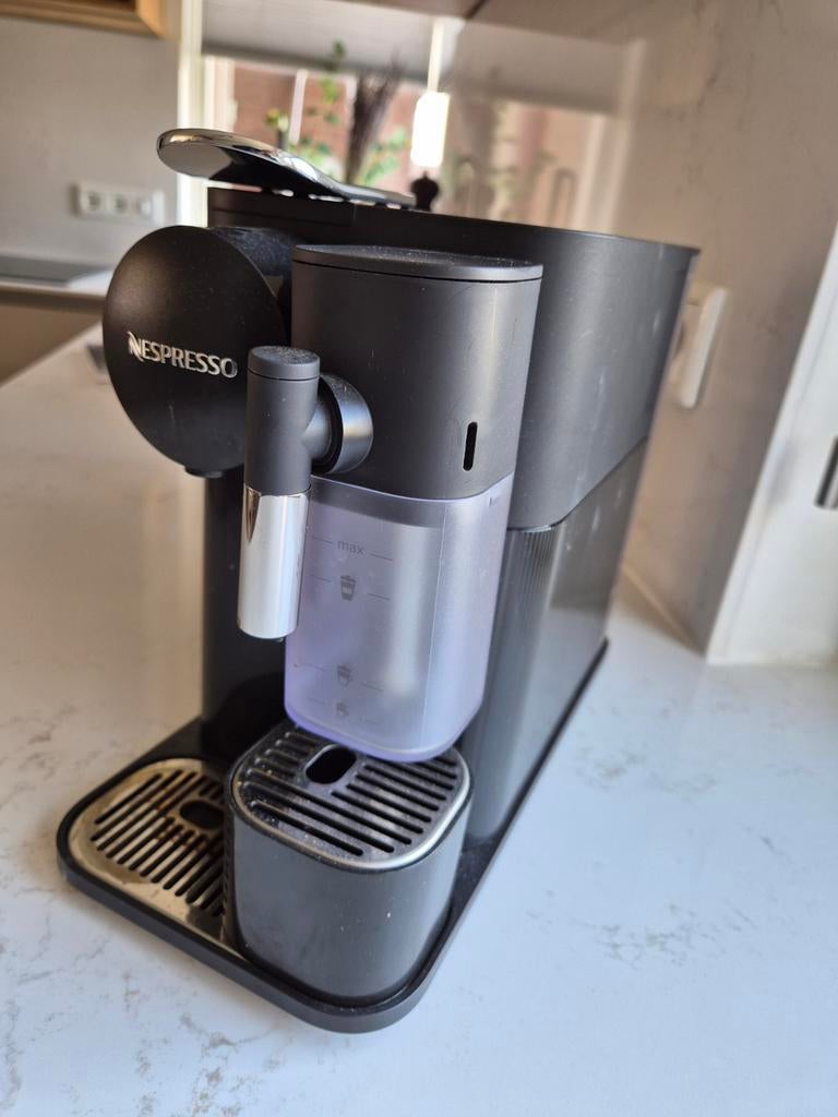 DeLonghi Nespresso koffiemachine, Witgoed en Apparatuur, Koffiezetapparaten, Ophalen, Koffiepads en cups, Koffiemachine, Zo goed als nieuw
