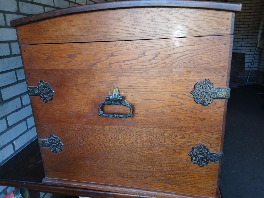 Antieke houten kist met sierbeslag, Ophalen of Verzenden