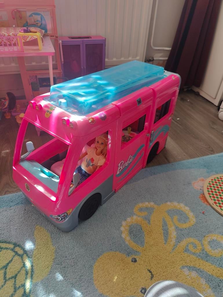 Barbie Camperbus met glijbaan en zwembad, Ophalen