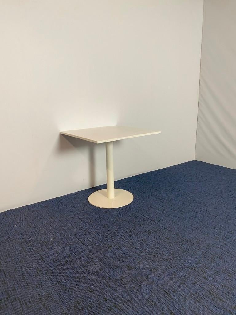 Vergadertafel, wit blad, wit onderstel, 80 x 80 cm., Ophalen, Gebruikt