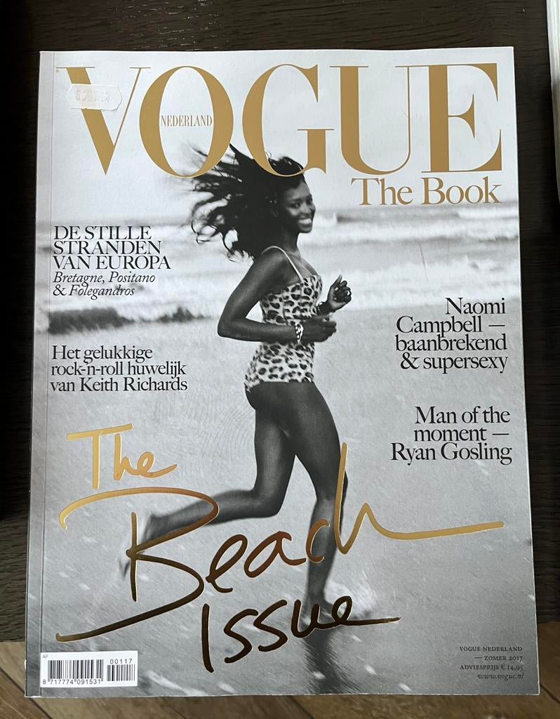 Vogue nederland 2017 the book the beach issue Naomi campbell, Ophalen of Verzenden, Zo goed als nieuw, Mode algemeen