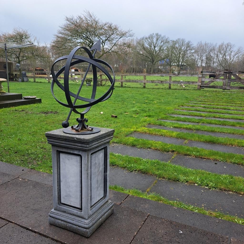 zonnewijzer op sokkel, Tuin en Terras, Zonnewijzers, Ophalen, Zo goed als nieuw