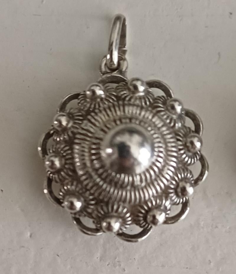 Antieke zilveren zeeuwse knop/knoop hanger, Gebruikt, Minder dan 4 cm, Ophalen of Verzenden, Zilver