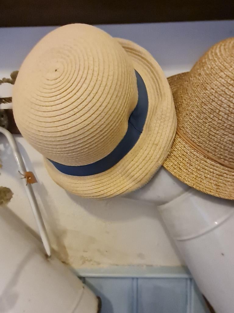 strooien hoedje met blauwe band decoratief, Ophalen of Verzenden