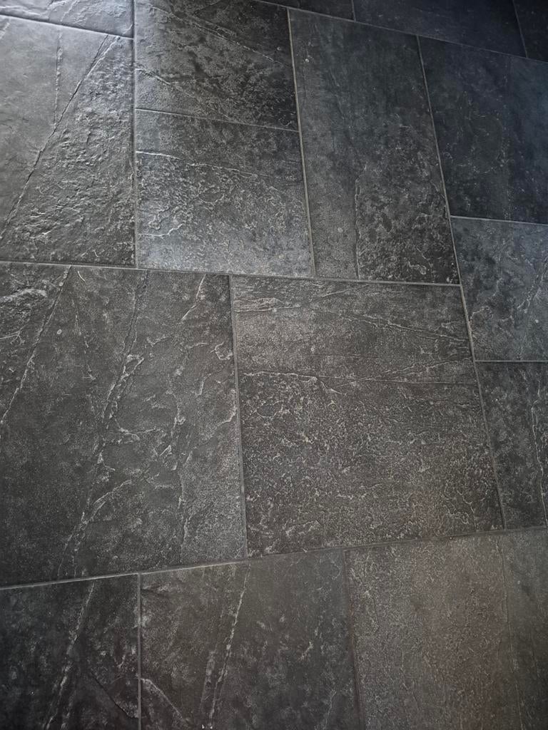 Gezocht: 25 m2 terrastegels grijs/antraciet (omgeving Borne), Ophalen of Verzenden