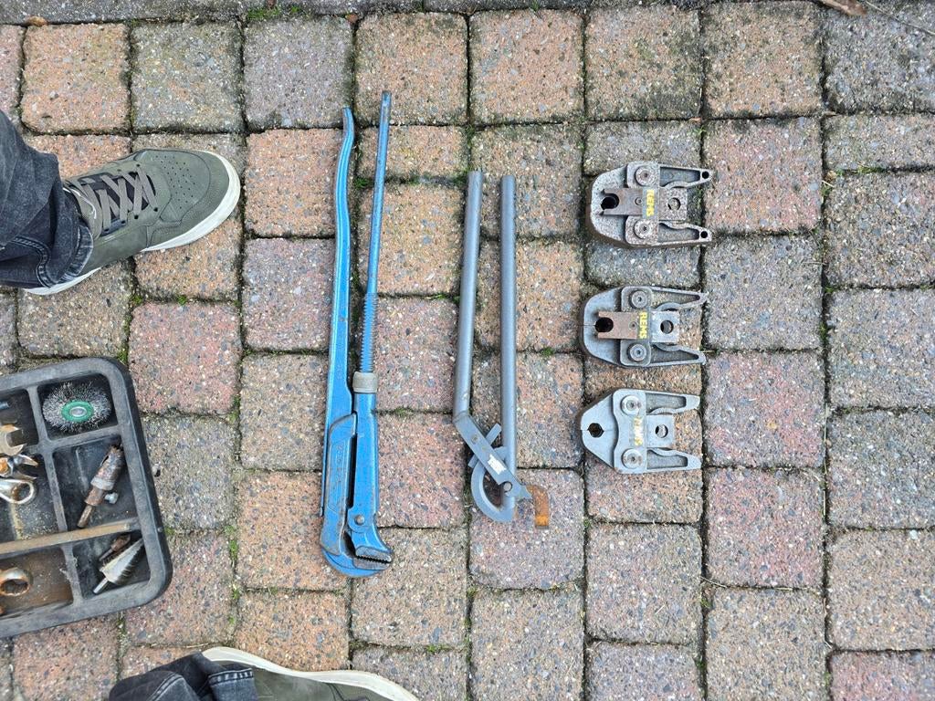 Loodgieter spullen - pijptangen en persbekken, Ophalen of Verzenden, Gebruikt