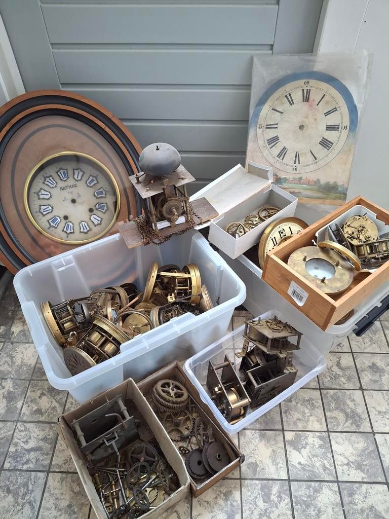 Diverse uurwerken en onderdelen klok, Ophalen
