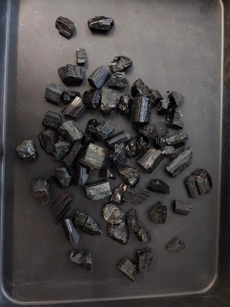 Lot met ruwe toermalijn kristallen zwart, Verzamelen, Ophalen of Verzenden, Mineraal