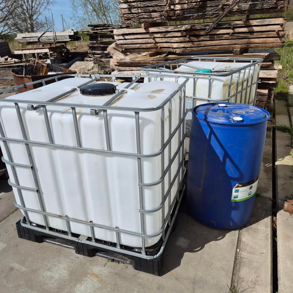 2 IBC vaten en 2 blauwe 200 liter tonnen, Ophalen