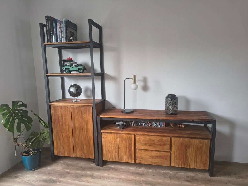 D-Bohdi Fendy teakhouten robuust metaal dressoir boekenkast, Zo goed als nieuw, 25 tot 50 cm, Teakhout, Met deur(en)