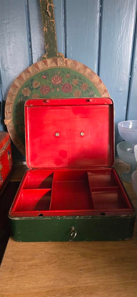 Zeer oud groen geldkistje kluis met rode muntenbak, Ophalen of Verzenden
