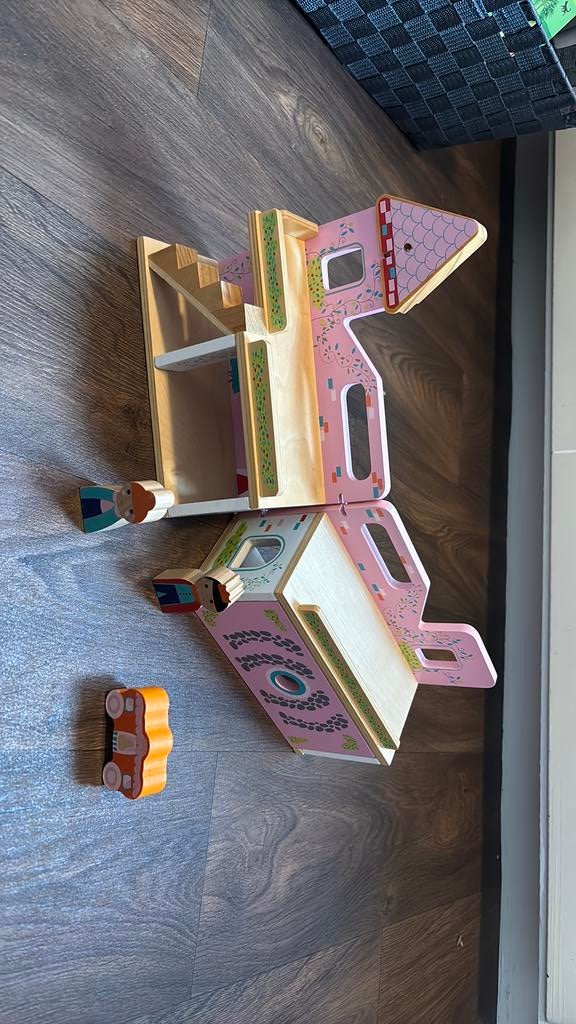 Houten kasteel met prins, prinses en koets, Ophalen of Verzenden, Zo goed als nieuw, Poppenhuis