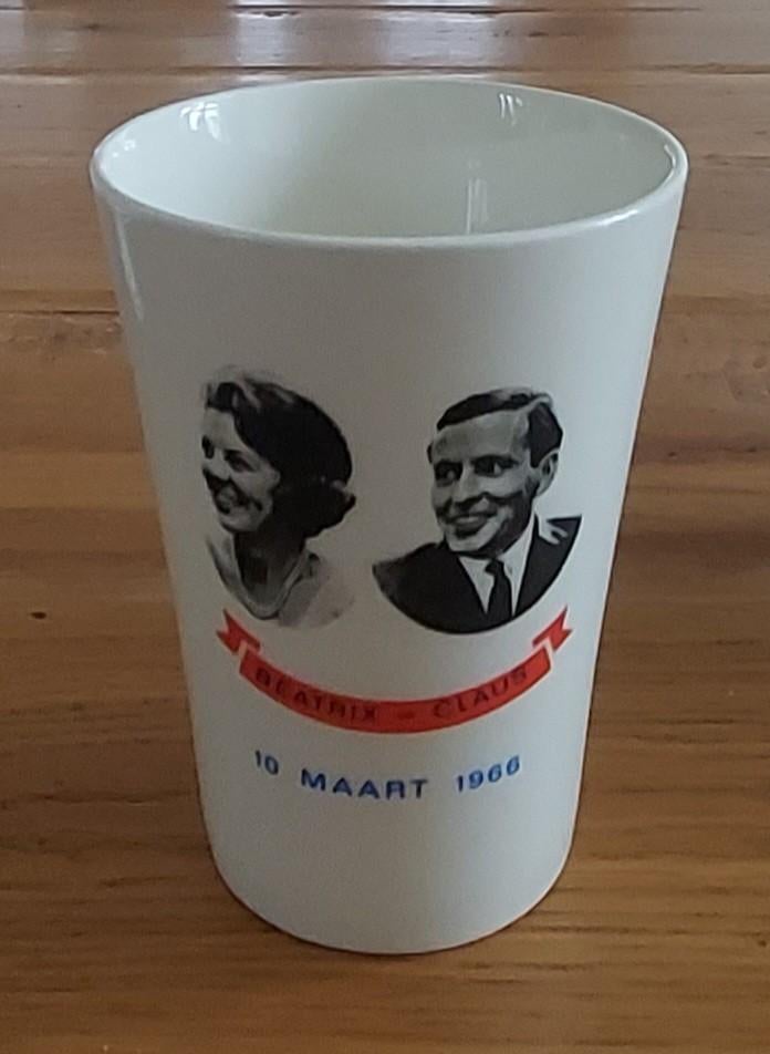 Herinneringsbeker Beatrix & Claus 1966, Ophalen of Verzenden, Zo goed als nieuw, Nederland, Servies