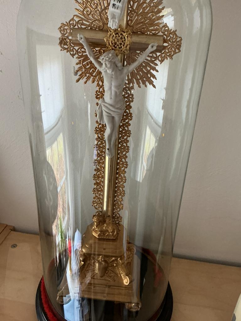 Antieke stolp met Jusus aan her kruis., Ophalen