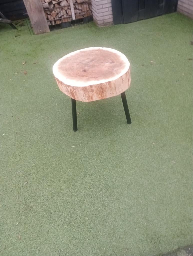 Houten bijzet tafeltje., Ophalen of Verzenden, Rond, 55 tot 75 cm, 45 tot 60 cm